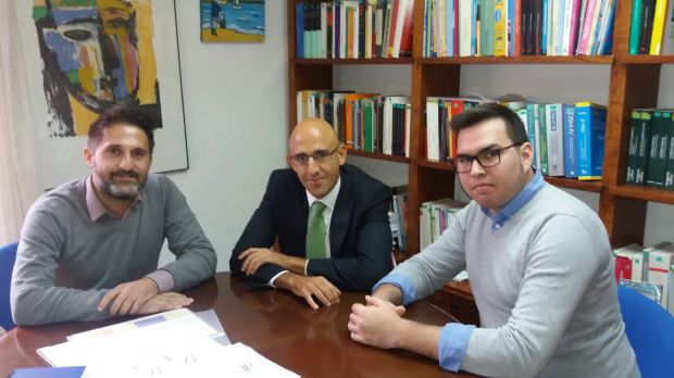 El defensor, Marc Tur, con los representantes de la APIB: Toni Sánchez Grao y Alexander Cortès.